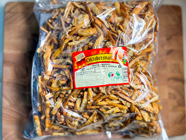 Нитка ЖАРЕНАЯ "Чеснок с зеленью" Oktobersnack 1 кг (сырный продукт) в Ленинск-Кузнецком